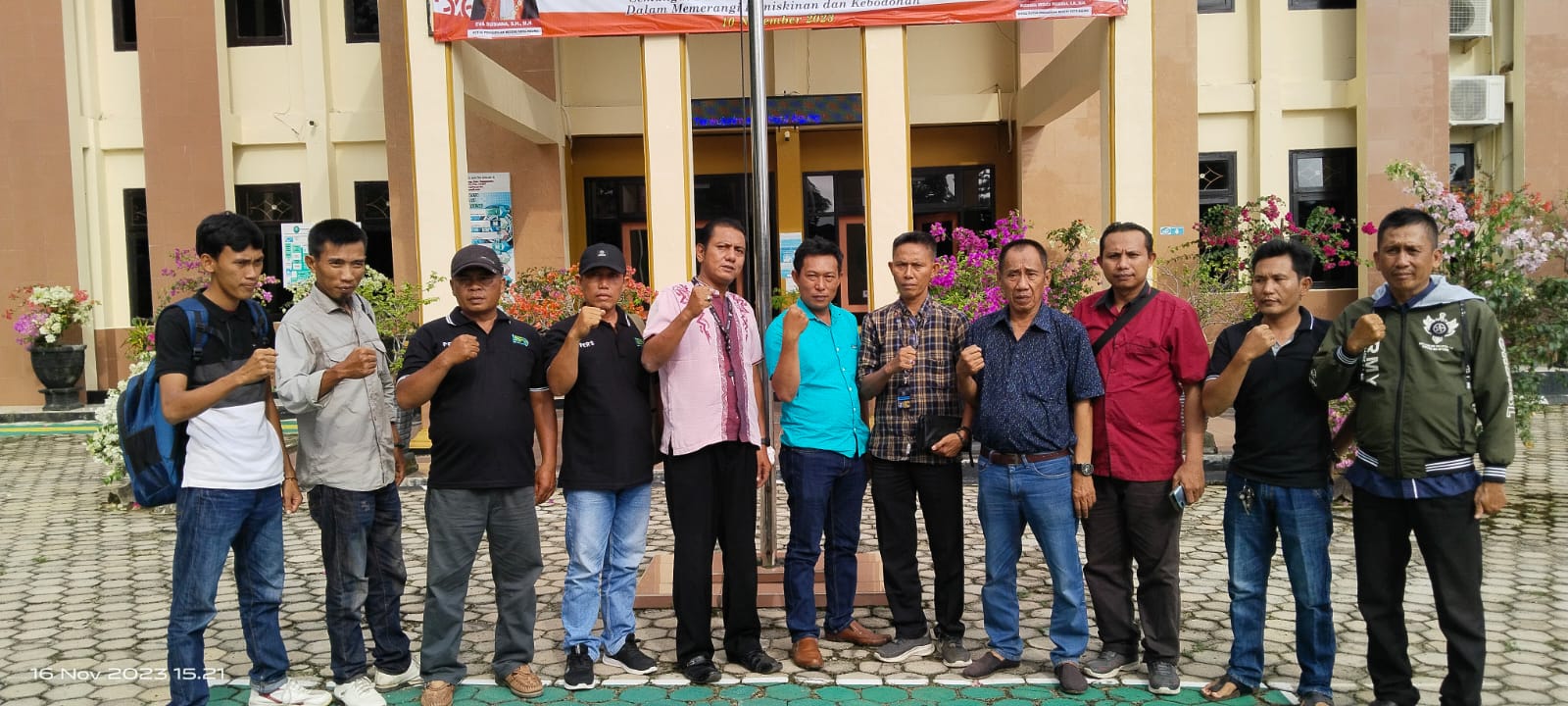 Gabungan wartawan dan LSM yang menamakan diri Solidaritas Pers Tanggamus (SPT) membuat pernyataan jelang sidang keputusan terdakwa Kakon Way Nipah di PN Kota Agung pekan depan, Kamis 16 November 2023-