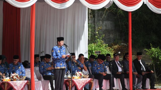 Penjabat Sekda Jabar Taufiq Budi Santoso menghadiri puncak acara peringatan HUT Ke-52 KORPRI Tingkat Provinsi Jawa Barat sekaligus penutupan Porpemda XV di Kompleks Stadion Mashud Wisnu Saputera, Kabupaten Kuningan, Rabu (29/11/2023)