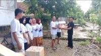 DPC GP Nusantara menyerahkan bantuan ratusan bungkus mie instant dan minyak goreng kepada warga yang terdampak banjir. Bantuan diserahkan secara simbolis oleh Ketua DPC GP Nusantara, Agus Setiawan pada Sabtu 2 Desember 2023.
