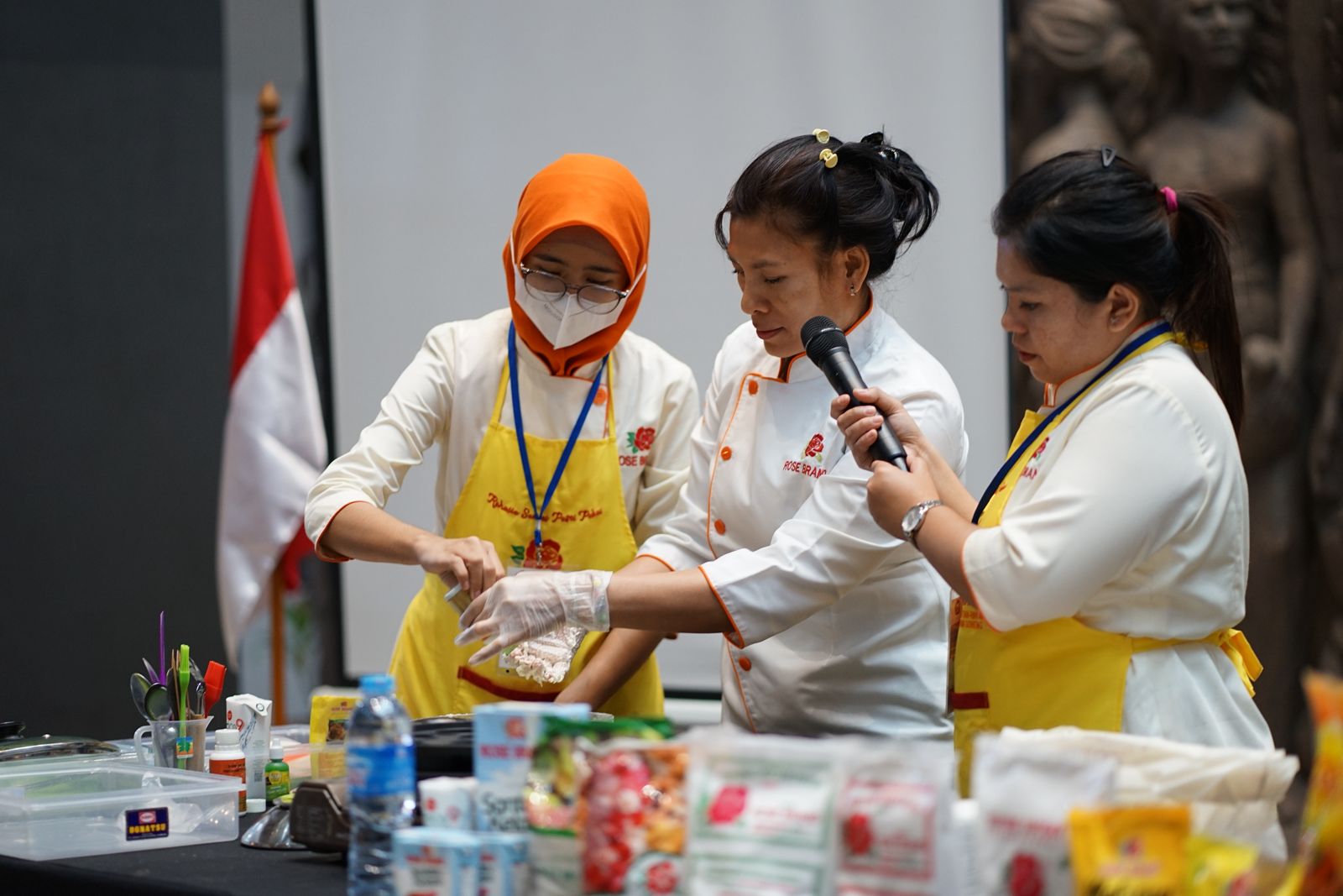 Tim Demo Rose Bran, Chef Dewi saat aksi membuat Wingko Babat menggunakan produik dari Rose Brand pada Perayaan HUT IKABOGA ke-36 di Sarinah Mall, Jakarta, Sabtu (9/12/2023)