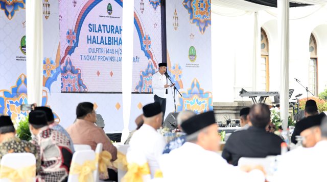 Pj Gubernur Jawa Barat Bey Machmudin melaksanakan kegiatan Halalbihalal Tingkat Provinsi Jawa Barat di Gedung Sate, Kota Bandung, Kamis (18/4/2024).(Foto: Aji Baram/Biro Adpim Jabar)